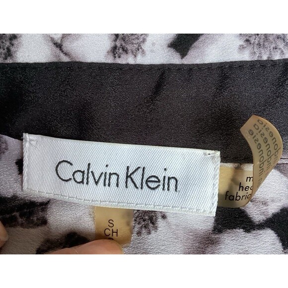 Calvin Klein Floral Print Black & White Blouse Uneven Hem Size Small - Picture 5 of 11